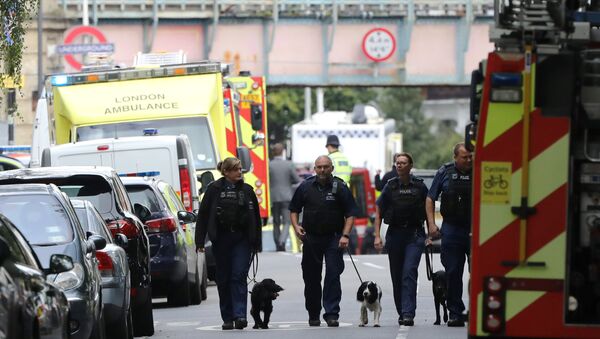 Las policías del Reino Unido cerca de la estación Parsons Green en Londres - Sputnik Mundo