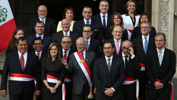 El presidente peruano, Pedro Pablo Kuczynski, junto al nuevo gabinete de ministros del país - Sputnik Mundo