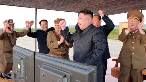 El 'amanecer balístico' norcoreano: las imágenes del nuevo ensayo del Hwasong-12 - Sputnik Mundo