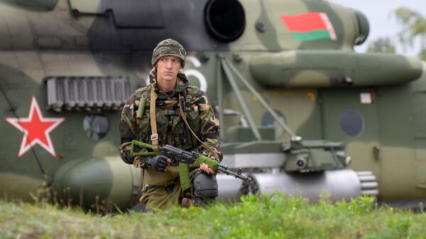 Militar bielorruso durante los ejercicios militares ruso-bielorrusos Zapad 2017 - Sputnik Mundo