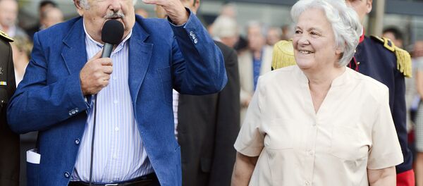 El expresidente de Uruguay, José Mujica, y la vicepresidenta de Uruguay, Lucía Topolansky (archivo) El expresidente de Uruguay, José Mujica, y la vicepresidenta de Uruguay, Lucía Topolansky (archivo) - Sputnik Mundo
