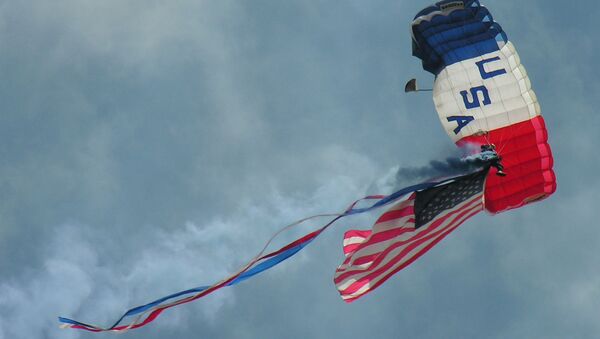 Un paracaidista con la bandera de EEUU - Sputnik Mundo