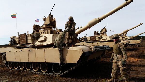 U.S. soldiers from the 2nd Battalion, 1st Brigade Combat Team, 3rd Infantry Division at the M1A2 Abrams battle tank during a military exercise at the Gaiziunu Training Range in Pabrade some 60km.(38 miles) north of the capital Vilnius, Lithuania, Thursday, April 9, 2015 - Sputnik Mundo