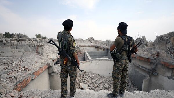 Combatientes de Fuerzas Democráticas Sirias en Al Raqa - Sputnik Mundo