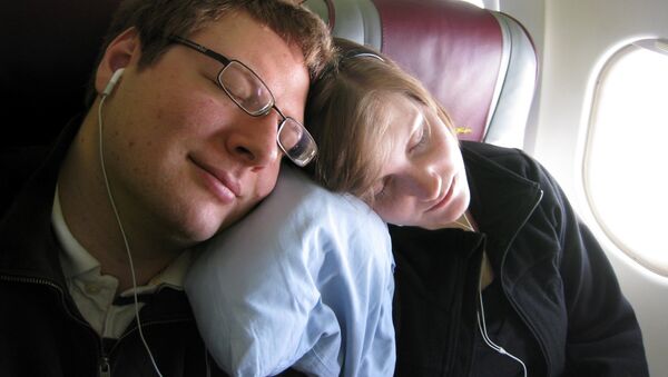 Dos personas durmiendo en el avión - Sputnik Mundo