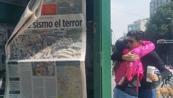Expresión solidaria y de consuelo ante la tragedia del sismo en la Ciudad de México - Sputnik Mundo