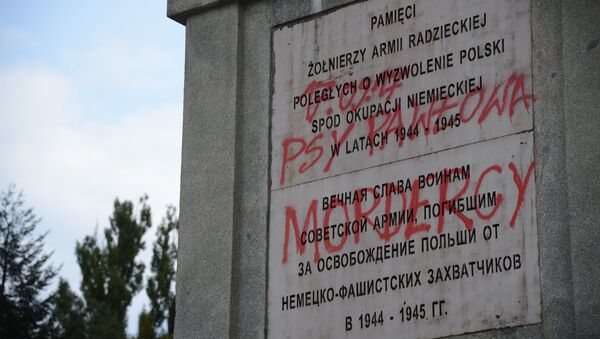 Profanación de uno de los cementerios de los soldados soviéticos en Varsovia - Sputnik Mundo