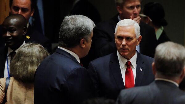 El presidente ucraniano, Petró Poroshenko, y el vicepresidente estadounidense Mike Pence - Sputnik Mundo