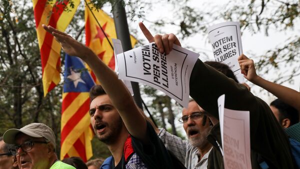 Estudiantes protestan contra la 'mano dura' de la Guardia Civil hacia el Gobierno catalán - Sputnik Mundo