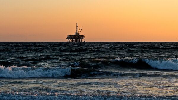 Una plataforma para la extracción de petróleo en el mar - Sputnik Mundo