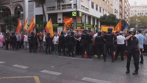 Protestas a favor y en contra del referéndum en Cataluña sacuden Valencia - Sputnik Mundo