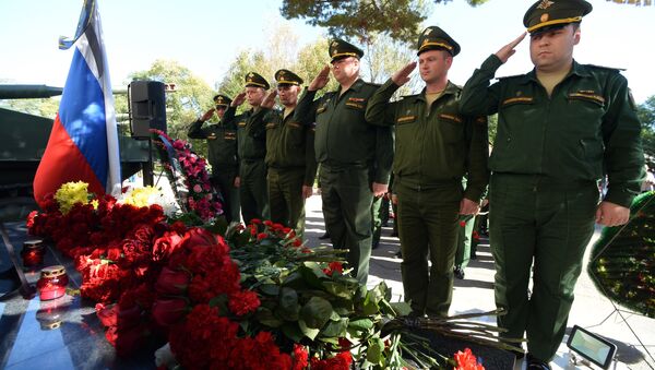 La ofrenda floral al retrato del general teniente ruso Valeri Asápov, fallecido en Siria - Sputnik Mundo