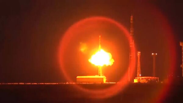 Rusia ensaya el misil balístico intercontinental Topol - Sputnik Mundo