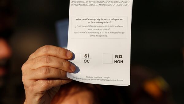 Un participante de protestas muestra el formulario del referéndum en Cataluña, España - Sputnik Mundo