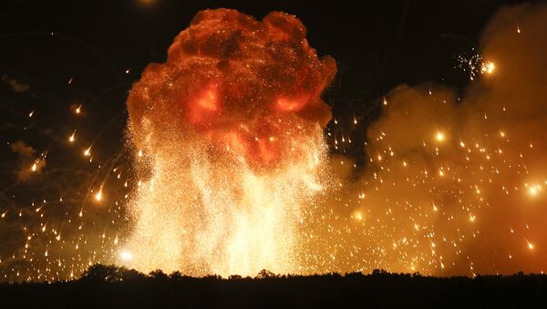 Explosiones en un arsenal de municiones (imagen referencial) - Sputnik Mundo