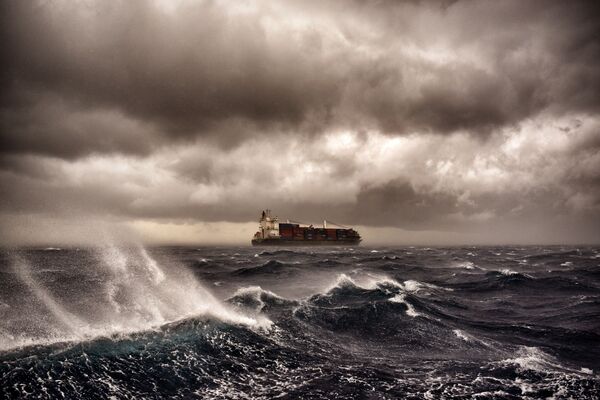 Un buque de carga durante una tormenta en el mar Mediterráneo - Sputnik Mundo