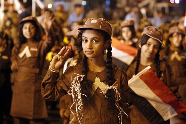 Jóvenes escultistas durante la celebración del aniversario de la revolución de 1962 en Saná, Yemen - Sputnik Mundo
