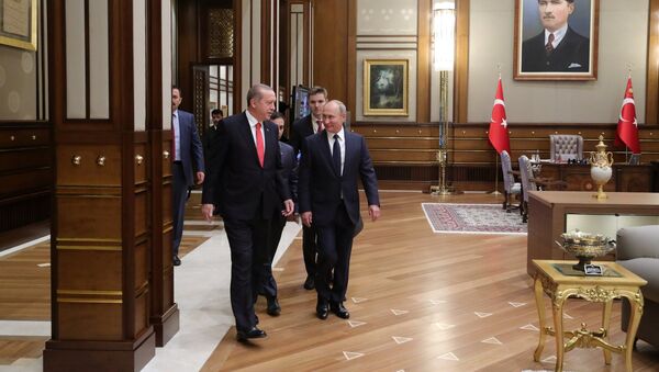 El presidente de Rusia, Vladímir Putin (derecha), junto con su par turco, Recep Tayyip Erdogan, durante su reunión en el Palacio Presidencial en Ankara, Turquía - Sputnik Mundo