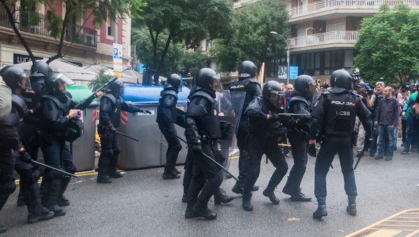 Policía de España durante el referéndum en Cataluña - Sputnik Mundo