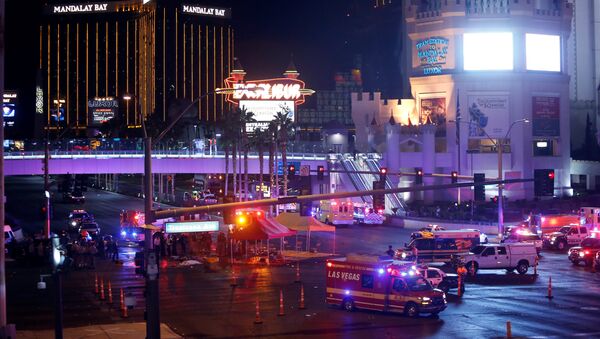 Policía y ambulancia en el lugar del tiroteo en Las Vegas, EEUU - Sputnik Mundo