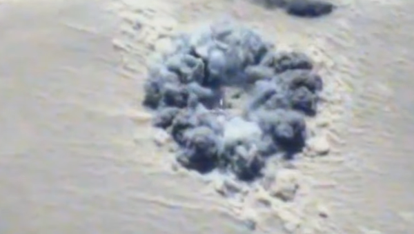 Así salta por los aires un vehículo de Daesh atacado por la aviación rusa - Sputnik Mundo