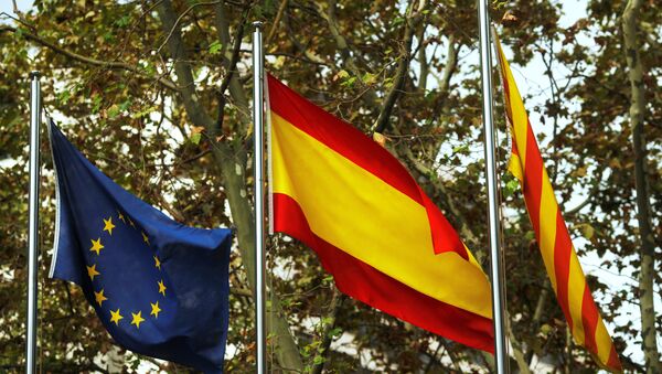 Las banderas de la UE, España y Cataluña - Sputnik Mundo