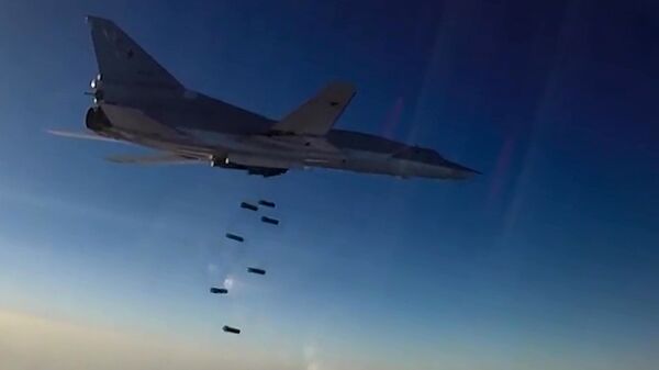 Un avión Tu-22M3 lanza bombas sobre las posiciones de los terroristas en Siria - Sputnik Mundo