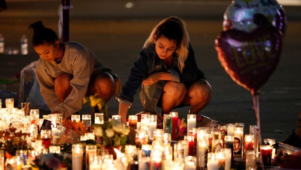 La gente rinde homenaje a las víctimas del tiroteo en Las Vegas, EEUU - Sputnik Mundo