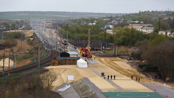Las obras de construcción del tramo de ferrocarril en Rusia independiente de las infraestructuras ucranianas (archivo) - Sputnik Mundo