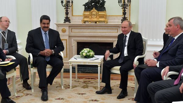 Nicolás Maduro, presidente de Venezuela y Vladímir Putin, durante su reunión en Moscú, Rusia - Sputnik Mundo