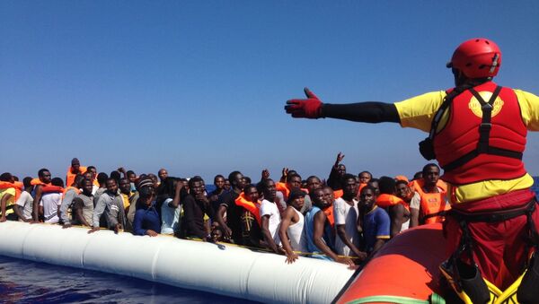 Embarcaciones para 20 personas son rescatadas con hasta 70 refugiados en el Mar Mediterráneo - Sputnik Mundo