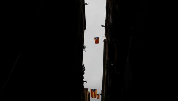 Las banderas de Cataluña en los edificios - Sputnik Mundo