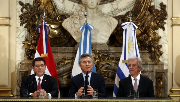 El presidente de Argentina, Mauricio Macri (centro), acompañado de sus homólogos de Paraguay, Horacio Cartes, y de Uruguay, Tabaré Vázquez. - Sputnik Mundo