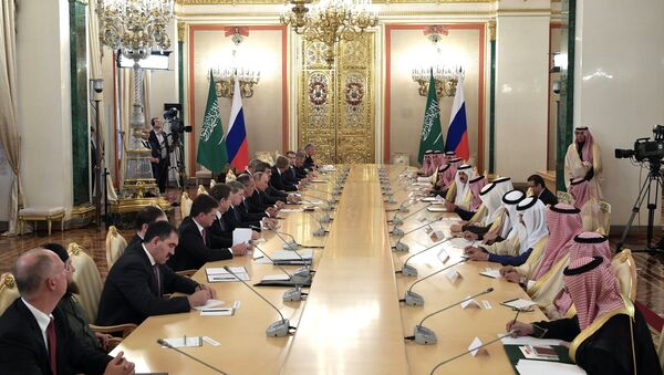 Las negociaciones del presidente de Rusia, Vladímir Putin, y el rey de Arabia Saudí, Salman bin Abdulaziz Saud - Sputnik Mundo