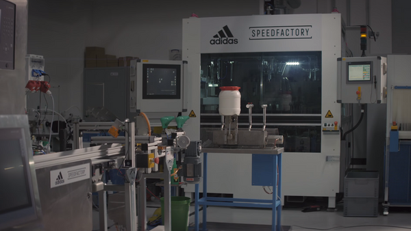 Adidas finaliza planta robotizada para zapatillas exclusivas - Sputnik Mundo