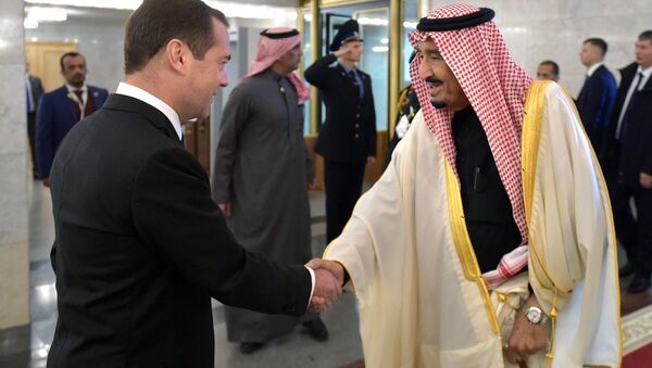El primer ministro de Rusia, Dmitri Medvédev con el rey de Arabia Saudí, Salman bin Abdulaziz al Saud - Sputnik Mundo