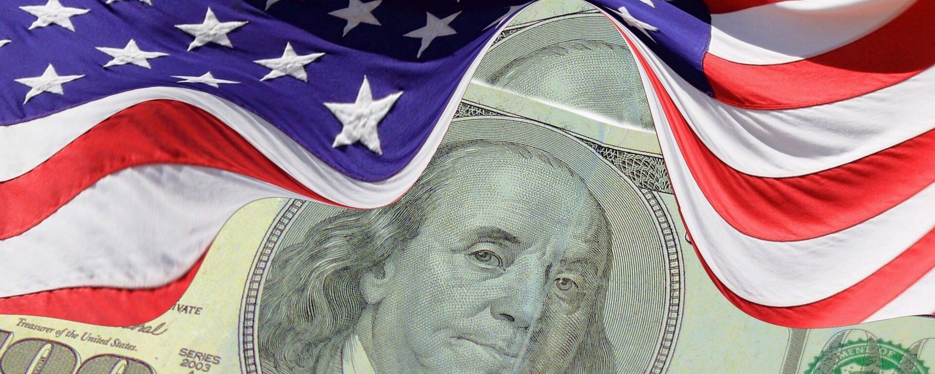 El dólar (moneda de EEUU) y la bandera estadounidense - Sputnik Mundo, 1920, 02.08.2021