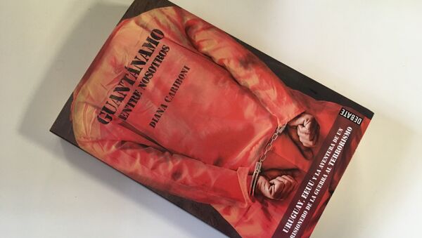 El libro 'Guantánamo entre nosotros', escrito por Diana Cariboni, redactora jefa de la mesa Américas de Sputnik. - Sputnik Mundo