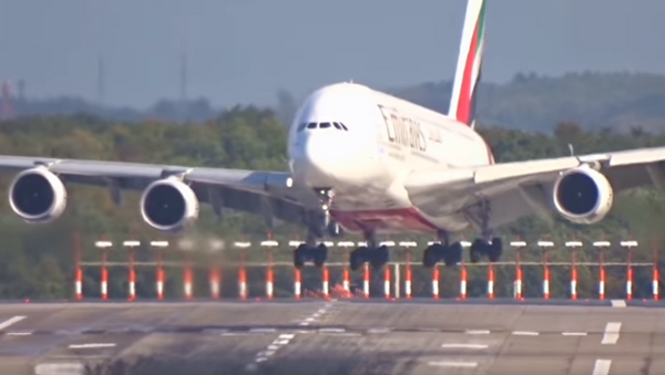 El Airbus A380 de pasajeros efectuó un brusco aterrizaje en Düsseldorf - Sputnik Mundo