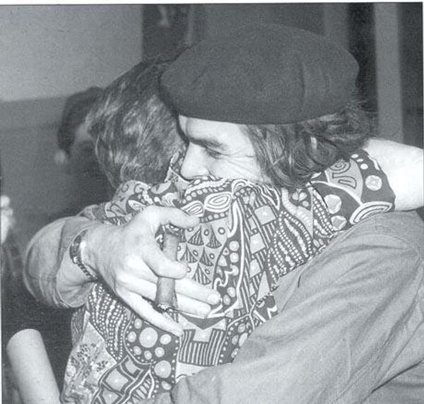 El Che Guevara se abraza con su madre - Sputnik Mundo