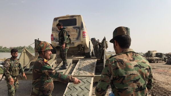 Сирийская армия форсировала реку Ефрат в районе Дейр-эз-Зора - Sputnik Mundo