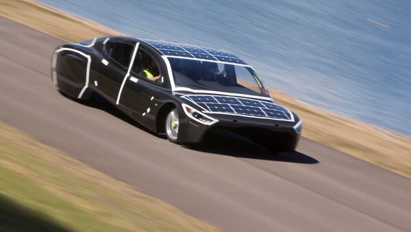 Un auto a energía solar durante una carrera en Australia - Sputnik Mundo