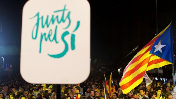 Catalanes con un cartel de Junts pel Sí y banderas catalanas - Sputnik Mundo