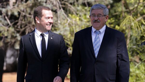 El primer ministro ruso, Dmitri Medvédev junto a su homólogo argelino, Ahmed Ouyahia - Sputnik Mundo