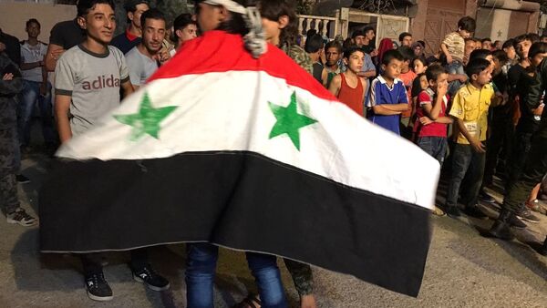 Niños sirios con la bandera del país - Sputnik Mundo