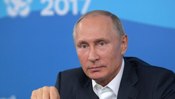 Vladímir Putin, presidente de Rusia, durante un discurso ante los participantes del Festival Internacional de la Juventud y los Estudiantes que se celebra en Sochi - Sputnik Mundo