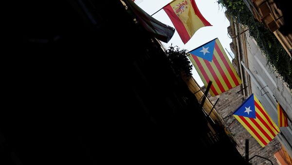 Banderas de España y Cataluña en Barcelona - Sputnik Mundo