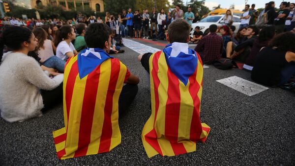 Los estudiantes con las banderas de Cataluña - Sputnik Mundo