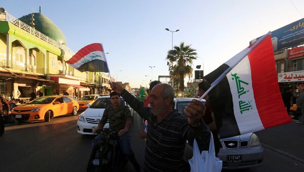 Un hombre vende banderas de Irak en Kirkuk - Sputnik Mundo
