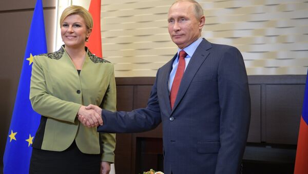La presidenta de Croacia, Kolinda Grabar-Kitarovic, y el presidente de Rusia, Vladímir Putin - Sputnik Mundo